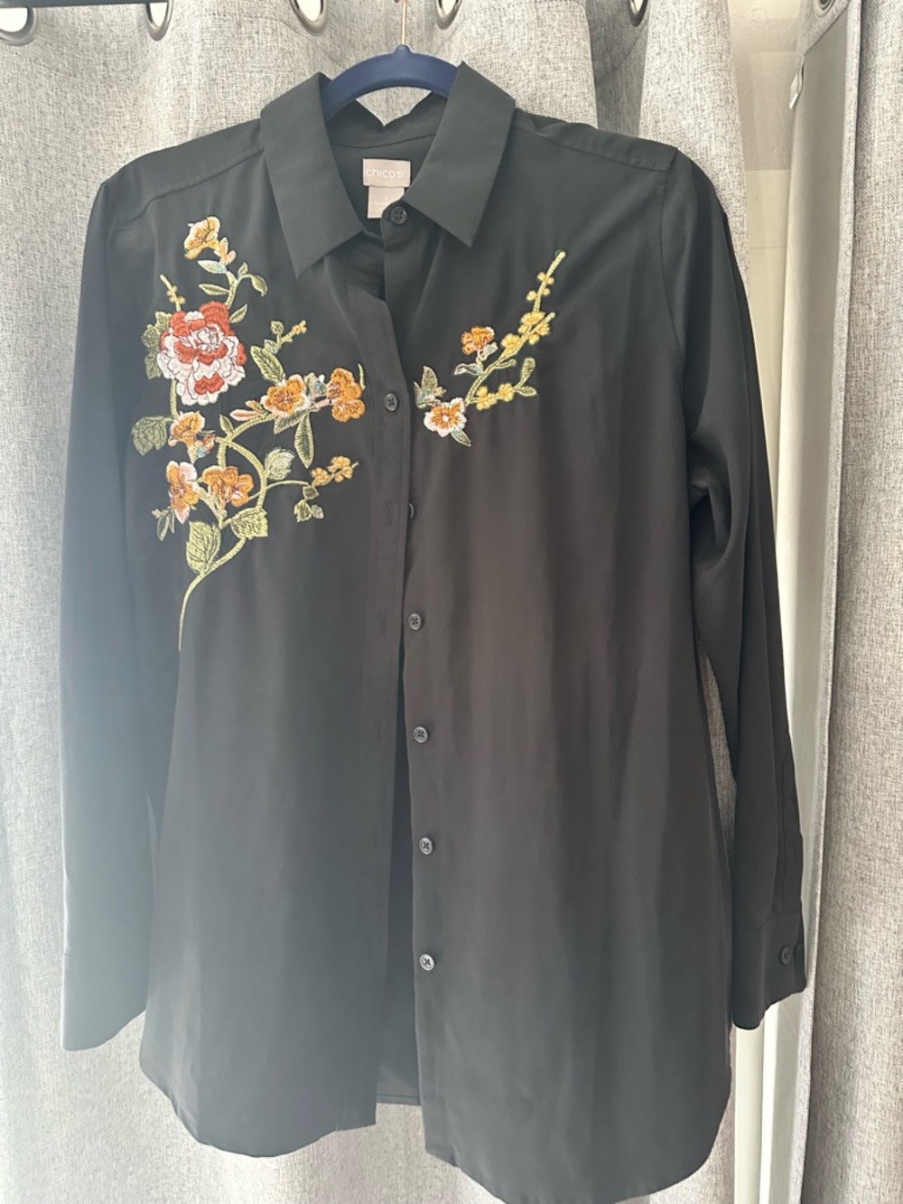 Chico’s Black Floral Embroidered Button-Up Blouse | Size 1 (US 8/10) 🌸✨